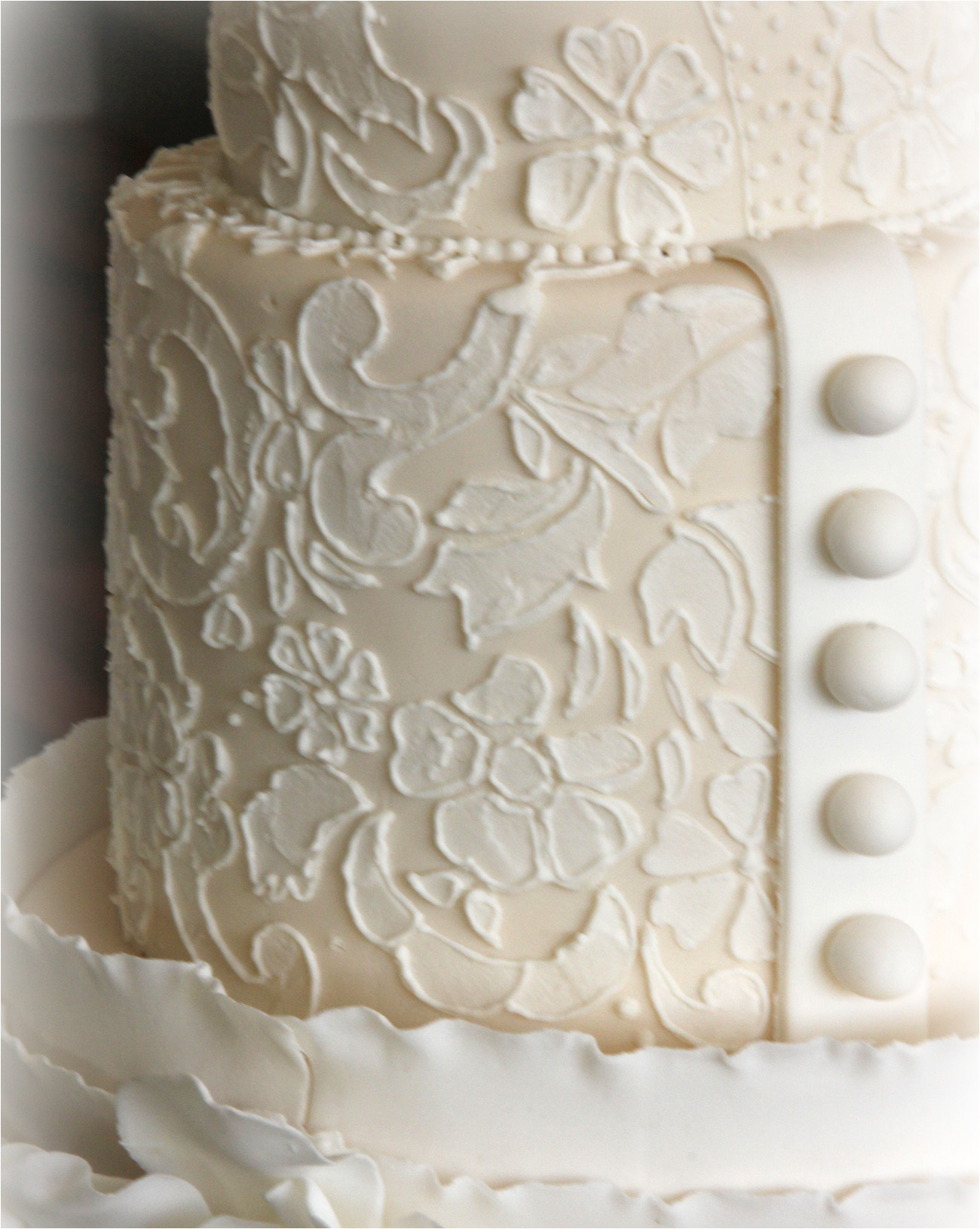 how to achieve a stunning lace effect on a cake using stencils and piping