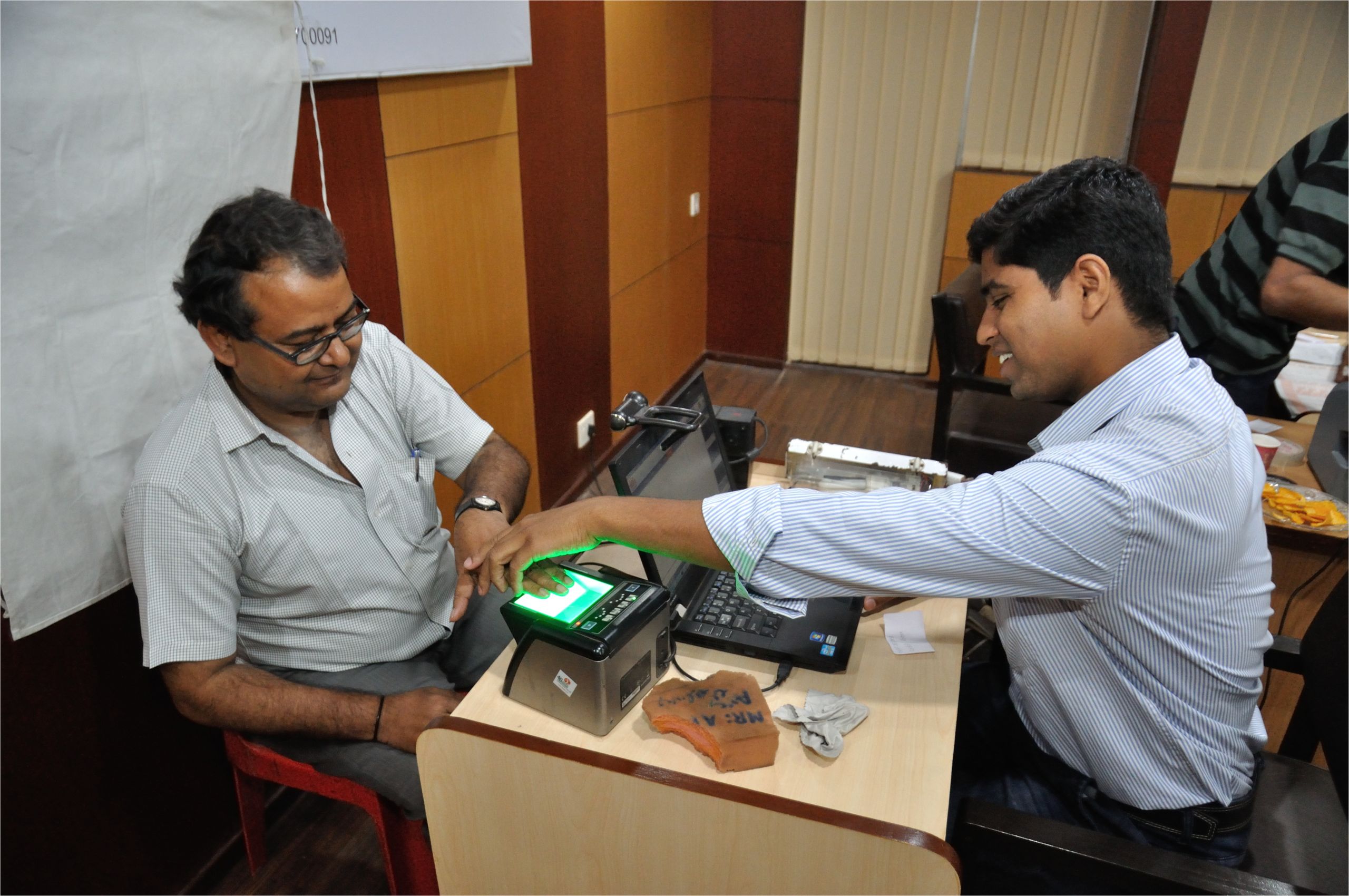 fingerprint scan biometric data collection aadhaar kolkata 2015 03 18 3660 jpg