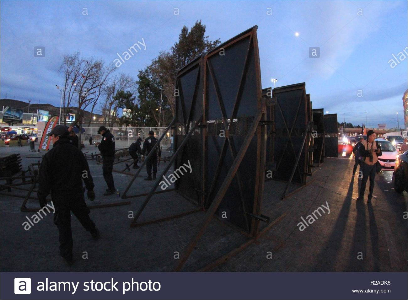 elements of the federal police install barricades in the city of tijuana in the state of baja california mexico on 17 november 2018 the federal police of mexico placed a barricade containment of metal on saturday at the international booth of san ysidro in tijuana border with the united states to contain the possible crossing of members of the migrant caravan through this route efejoebeth terriquez r2adk6 jpg